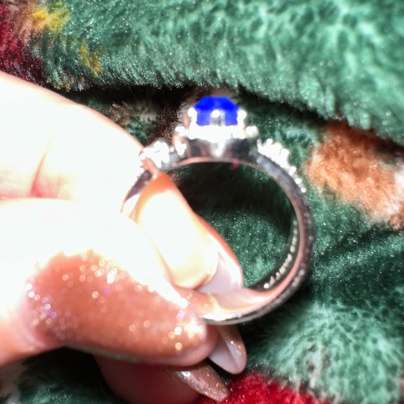 Dazzling Silver Ring with Royal Blue Gemstone - Picture 4 of 6